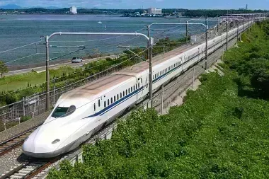 Shinkansen Nozomi circulant en extérieur 