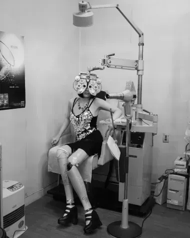 Femme assise sur une chaise d'ophtalmologue 