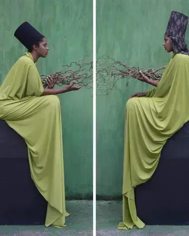 2 femmes reliées par un branche, symbolisent l'unité