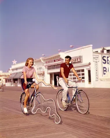 Couple sur leurs vélos, roue et bras déformés 