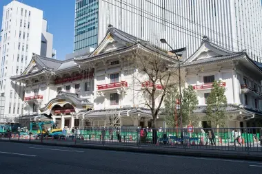 La devanture du nouveau théâtre de kabuki (Kabuki-za) à Ginza.