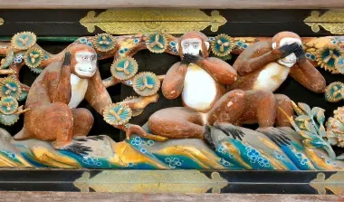 Los tres monos de la sabiduría grabados en la madera del frontón del establo del templo Tōshō-gū son un símbolo de Nikkō
