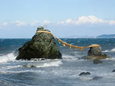 Les "rochers mariés" de Meoto Iwa, unis par une corde shinto, lieu de vénération de la région d'Ise.