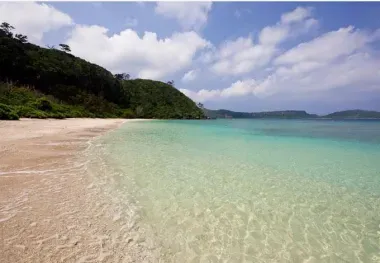La magnífica playa de arena blanca Shirahama, Okinawa