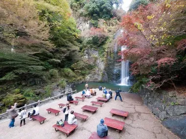 La cascade Minoo Taki et ses bancs d'observation.