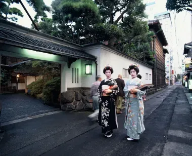 Las geishas se pasean por las calles del barrio histórico de Niigata