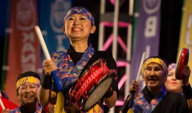 Desfile de Eisa, baile acompañado de canto folclórico, en Okinawa
