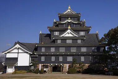 El castillo de Okayama está en el parque Ujō