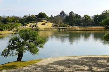 El jardín Kōrakuen está en la orilla opuesta al castillo de Okayama