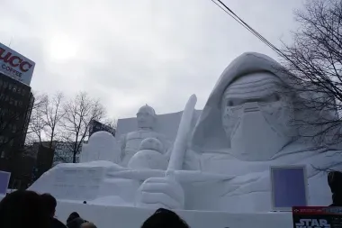 Esculturas de nieve de Star Wars durante el Yuki Matsuri en Sapporo
