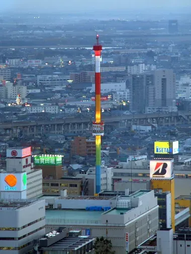 La torre Rainbow Tower de Niigata