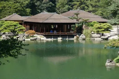 Ritsurin en Takamatsu es un jardín de paisaje prestado shakkei