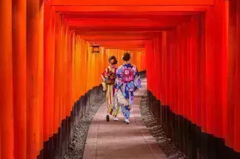 Donne in kimono nel santuario di Fushimi Inari a Kyoto