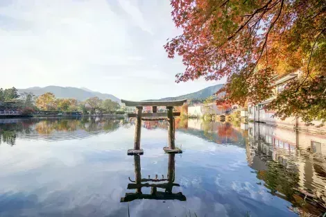El lago Kinrinko es un gran estanque alimentado por manantiales en el pintoresco pueblo onsen de Yufuin en la isla de Kyushu, Japón