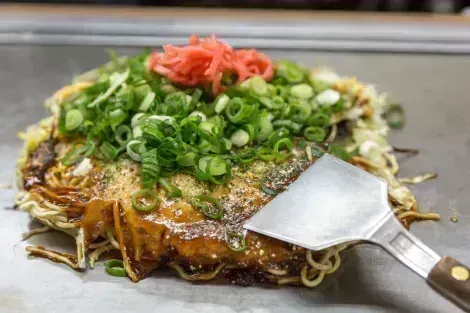 Okonomiyaki, la délicieuse omelette japonaise