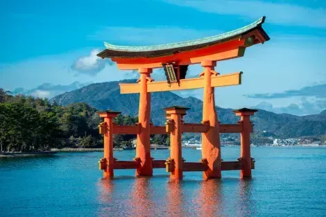 Dieses berühmte zinnoberrote Torii-Tor befindet sich am Eingang zur Insel Miyajima vor der Küste von Hiroshima 