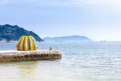 La citrouille jaune de Yayoi Kusama, symbole de Naoshima, l'île artistique dans la mer intérieure du Japon