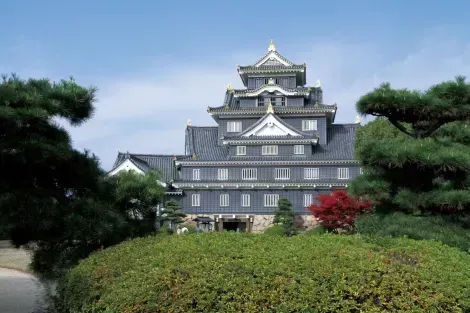 Okayama Schloss, das schwarze "Schloss", in der Nähe des Korakuen Gartens