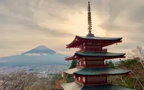 Le Mont Fuji depuis la pagode dans la région de Kawaguchiko, au coucher du soleil