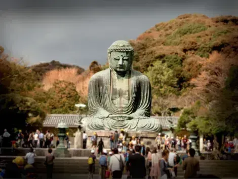 Le grand bouddha veille sur l'ancienne capitale du Japon, Kamakura, à 45 minutes en train de Tokyo