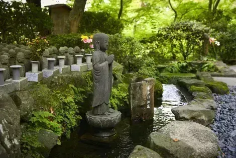 Der Hasedera-Tempel in Kamakura: Blumengarten, Meerblick oder sogar eine elfköpfige Statue!