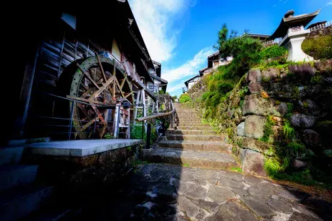 Ruta de senderismo a lo largo de la antigua carretera Nakasendo, entre Magome y Tsumago en los Alpes japoneses
