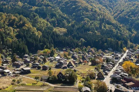 Pueblo del patrimonio mundial de la Unesco de Shirakawago en los Alpes japoneses