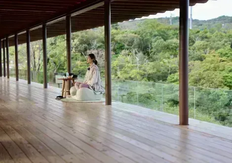 Séance de méditation zen sur le pont