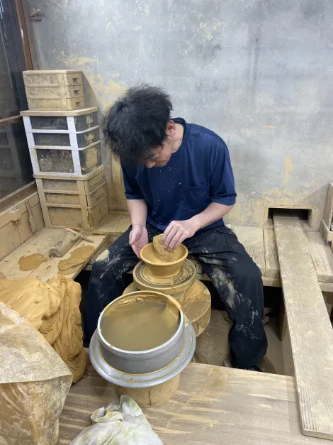 Japanese craftsman making ceramics, Onta 