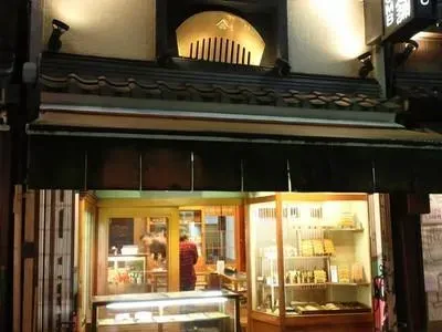 Since 1717, the front of the store comb Yonoya Kushiho illuminates the streets of Asakusa (Tokyo) for its simplicity.