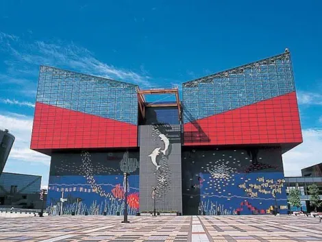 Die Fassade des Kaiyukan-Aquariums.