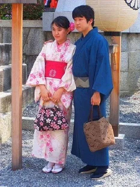 Un couple portant le yukata, kimono d'été