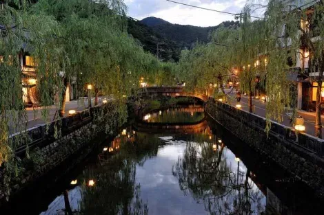 El río Ōtani atraviesa Kinosaki Onsen y los puentes que lo cruzan forman parte del encanto del pueblo