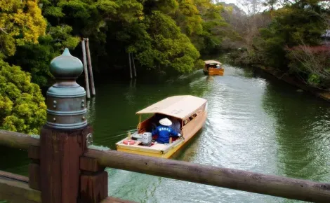 Matsue tmaibén puede visitarse a bordo de barcas por los horikawa