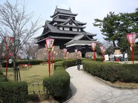 El castillo de Matsue se llama castillo lluvioso por su forma y a sus colores que recuerdan a un pájaro 