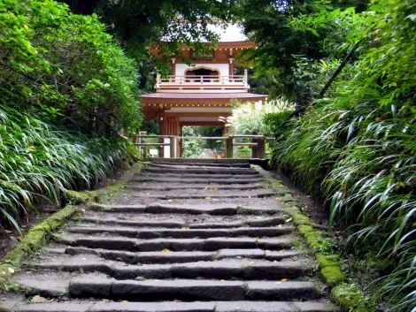 La porte de montagne du temple Jochiji.