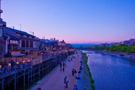 La balade le long de la rivière Kamo à Kyoto peut se faire à pied ou en vélo.