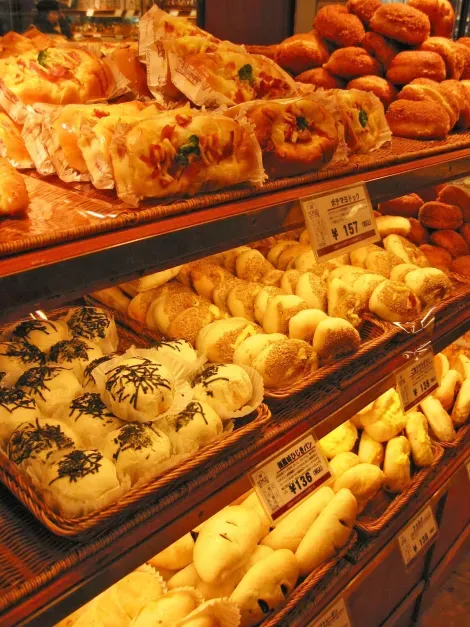 Les étals d'une boulangerie japonaise.