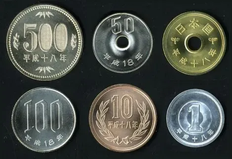 Diferentes monedas japonesas.