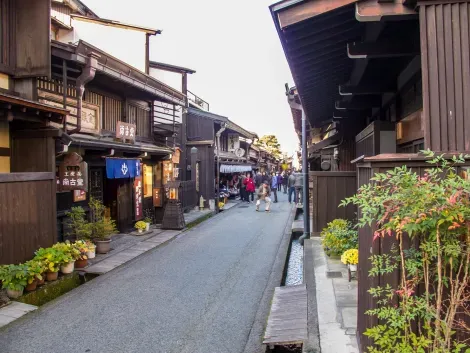 Une rue de maisons traditionnelles à Takayama 
