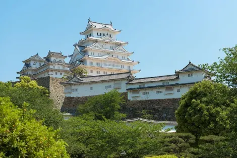 El castillo de Himeji se llena de visitantes en verano