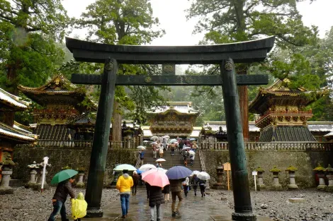 Una impresionante puerta torii de piedra marca la entrada al Tōshō-gū en Nikkō