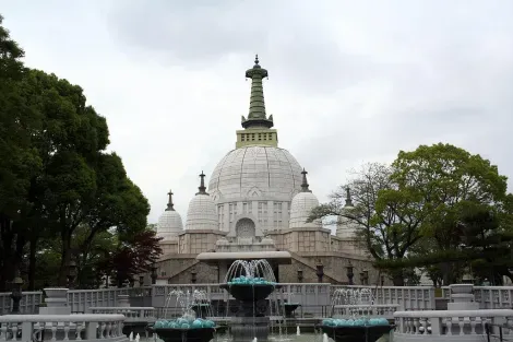 La estupa del cementerio de Nagoyama en Himeji