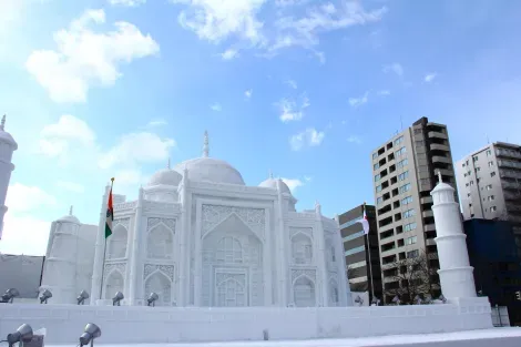 Escultura de nieve del Taj Mahal en el festival de la nieve en Sapporo