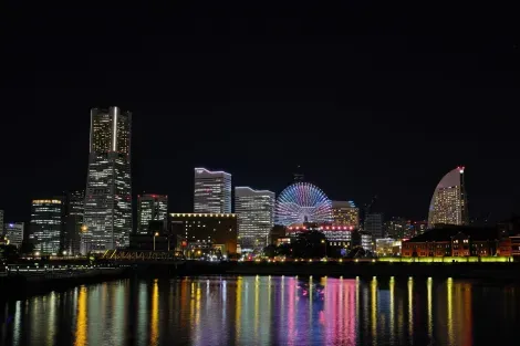 El puerto de Yokohama y su noria se iluminan por la noche