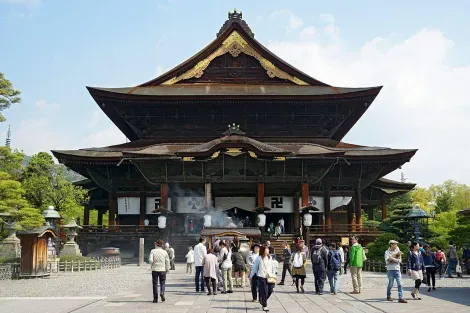 El templo Zenkō-ji se encuentra la primera estatua de Buda de Japón