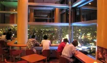 Avec la Asahi Sky Room, les visiteurs peuvent boire un coup en contemplant Tokyo d'en haut.