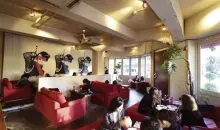 Cómodos divanes en el J-café en Hiroshima.