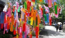 Los deseos se cuelgan de ramas de bambú durante el festival de Tanabata