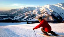 Un skieur sur les pistes japonaises de Nagano.
